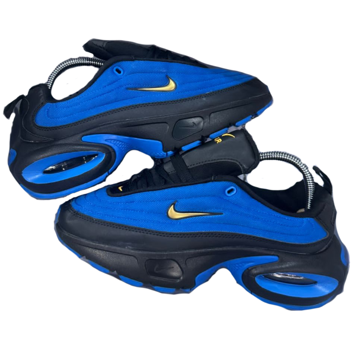 Comprar Tenis Nike Air Max Portal Hombre. ¿Quieres comprar Tenis Nike Air Max Portal Hombre y estás buscando el lugar perfecto para hacerlo? En Onlineshoppingcenterg tenemos lo que necesitas. Con una combinación ideal de diseño, comodidad y tecnología avanzada, los Nike Air Max Portal Hombre son una elección excepcional para quienes buscan estilo y rendimiento en un solo par de tenis.  ¿Por Qué Comprar Tenis Nike Air Max Portal Hombre? Los Nike Air Max Portal Hombre son populares por su diseño moderno y su excelente sistema de amortiguación, característico de la línea Nike Air Max. Estos tenis no solo destacan por su apariencia, sino que también ofrecen un soporte y confort que los hacen ideales para el uso diario y el deporte. Son perfectos para quienes buscan un calzado que combine con cualquier atuendo, ya sea casual o deportivo.  Ventajas de los Tenis Nike Air Max Portal Hombre Amortiguación Air Max: Gracias a la tecnología Air Max en la suela, los Nike Air Max Portal Hombre brindan un soporte increíble en cada paso, absorbiendo impactos y ofreciendo un andar suave. Diseño Versátil: Desde los modelos clásicos hasta ediciones especiales como el Nike Air Max 90 y el Nike Air Max Terrascape 90, hay una gran variedad de estilos que se adaptan a cualquier gusto. Durabilidad y Comodidad: Fabricados con materiales de alta calidad, los Nike Air Max son resistentes y cómodos, pensados para durar y brindar soporte durante todo el día. Características Principales de los Nike Air Max Portal Hombre 1. Tecnología Air Max y Confort Los Nike Air Max Portal Hombre incluyen la reconocida tecnología Air Max que proporciona una amortiguación superior, siendo ideal para quienes necesitan un calzado que reduzca el impacto en cada paso. Esta tecnología es similar a la utilizada en otros modelos de la línea, como los Nike Air Max 270 y el Air Max Nike Tenis, que también cuentan con un sistema de soporte avanzado.